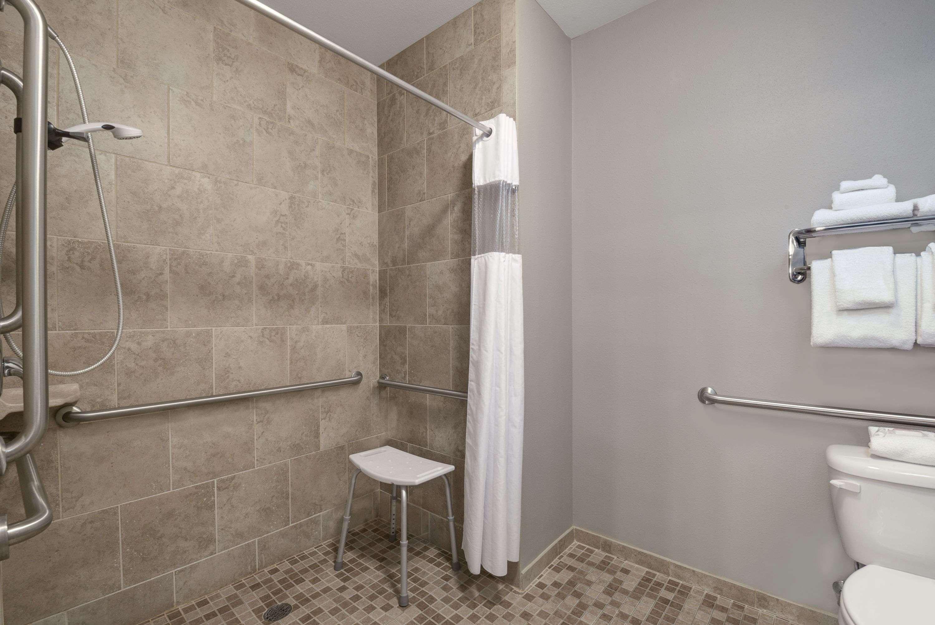 Hotel Baymont By Wyndham Minot