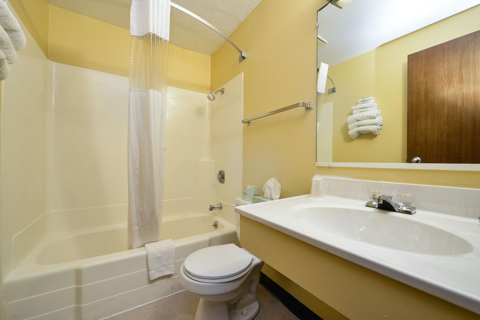 Hotel Super 8 By Wyndham Airport 2*