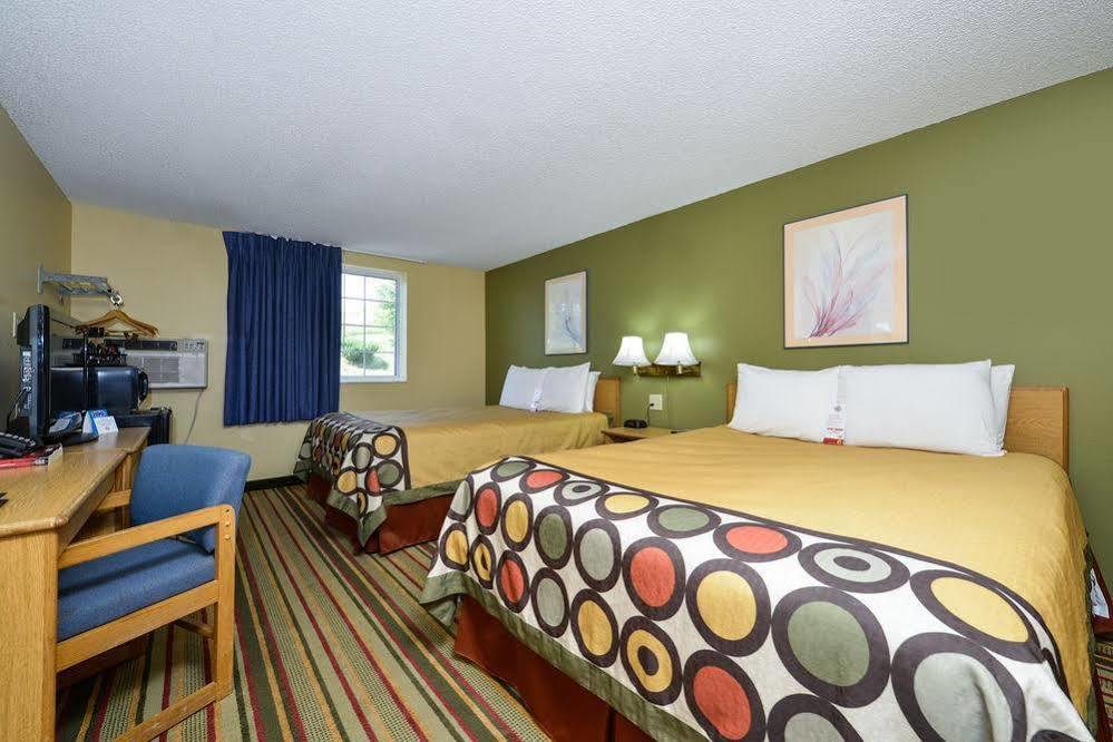 Hotel Super 8 By Wyndham Airport
