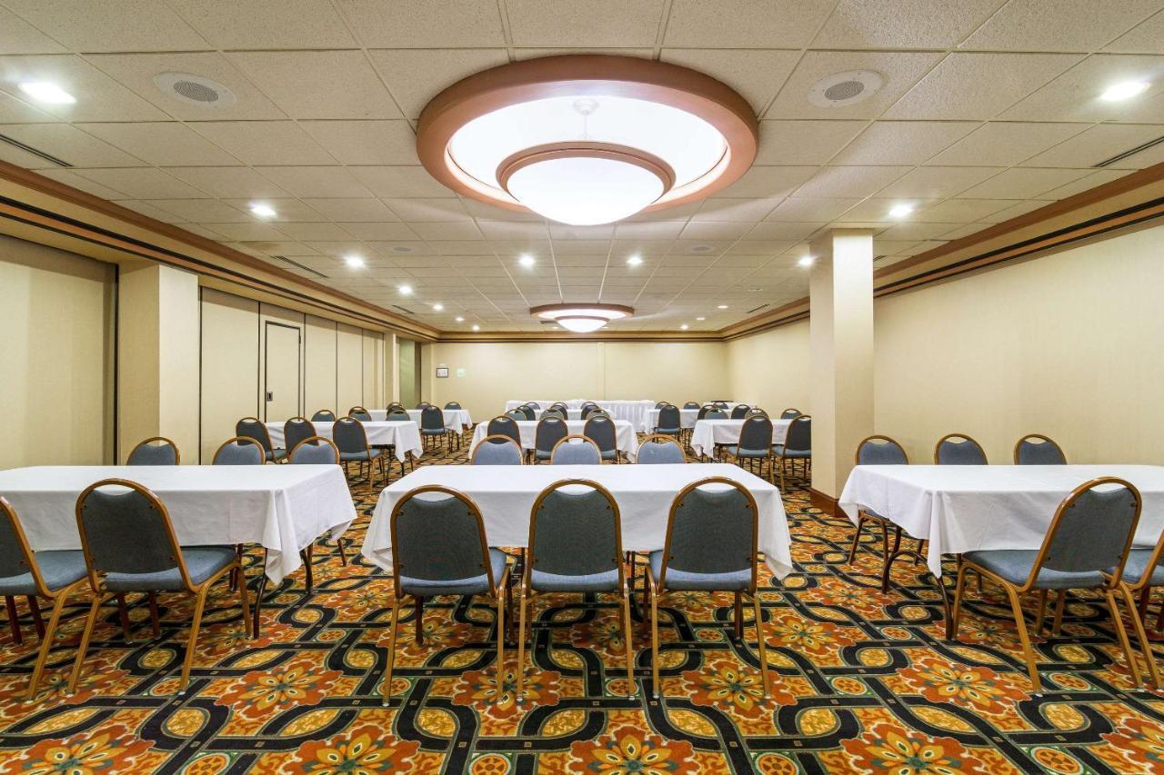 Clarion Convention Center 3*